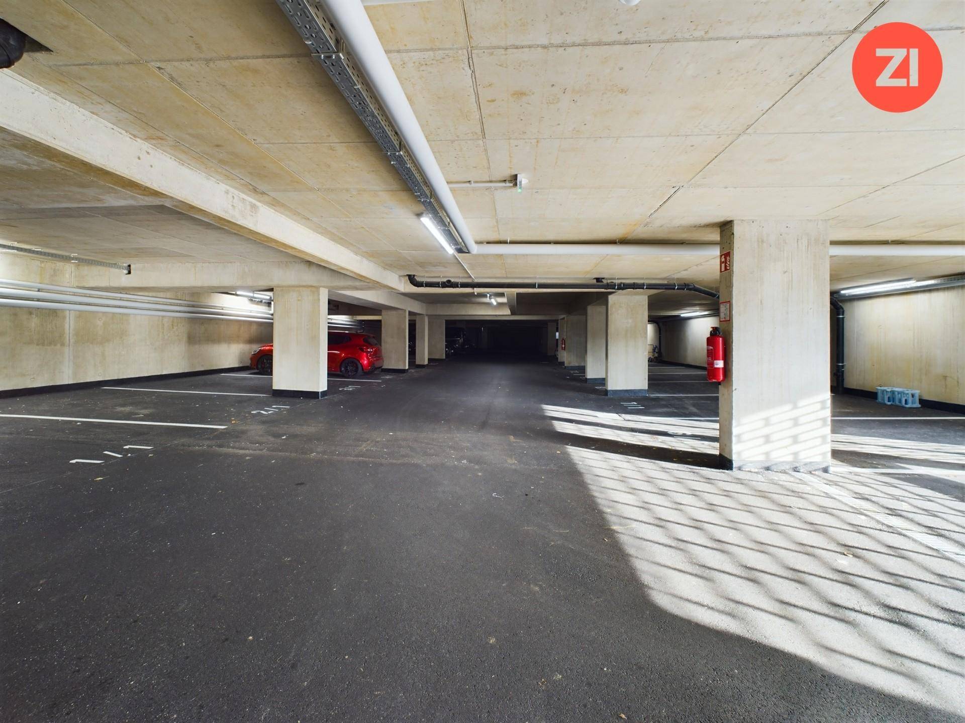Tiefgarage mit mehreren Stellplätzen und guter Beleuchtung.