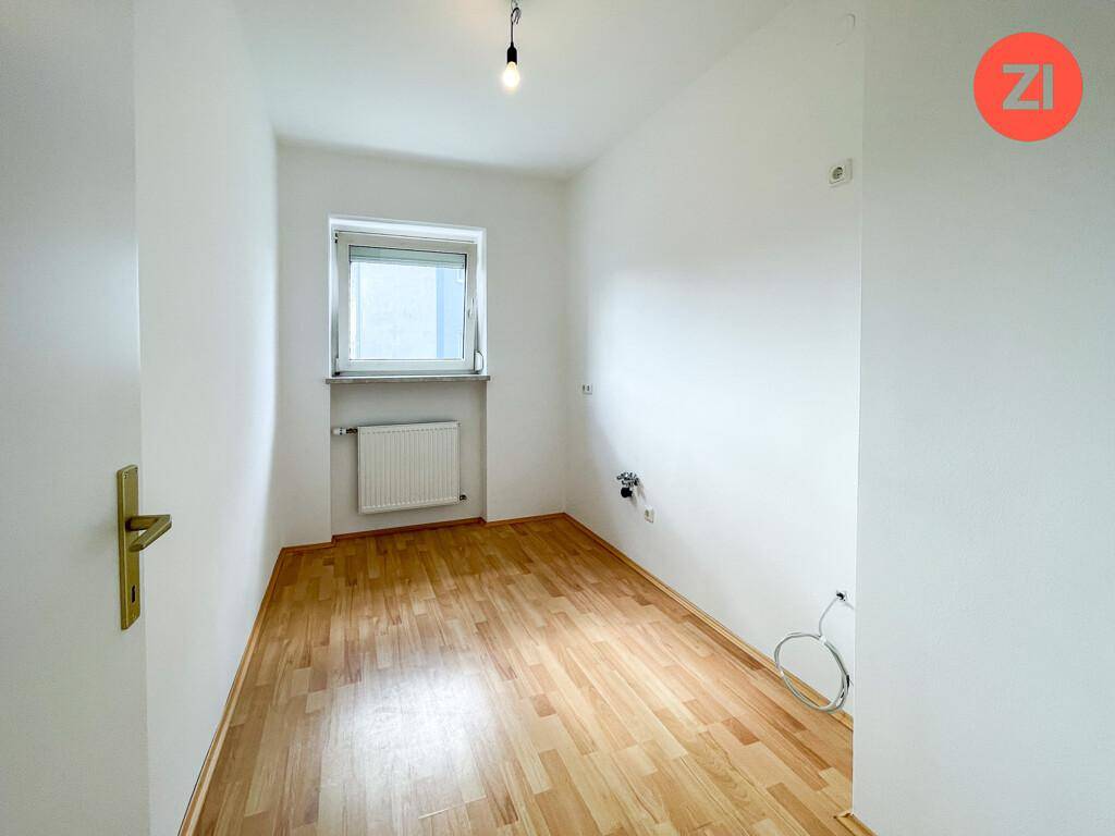 Kleiner Raum mit Fenster, Heizkörper und Anschlüssen, ideal als Hauswirtschaftsraum oder Abstellkammer.