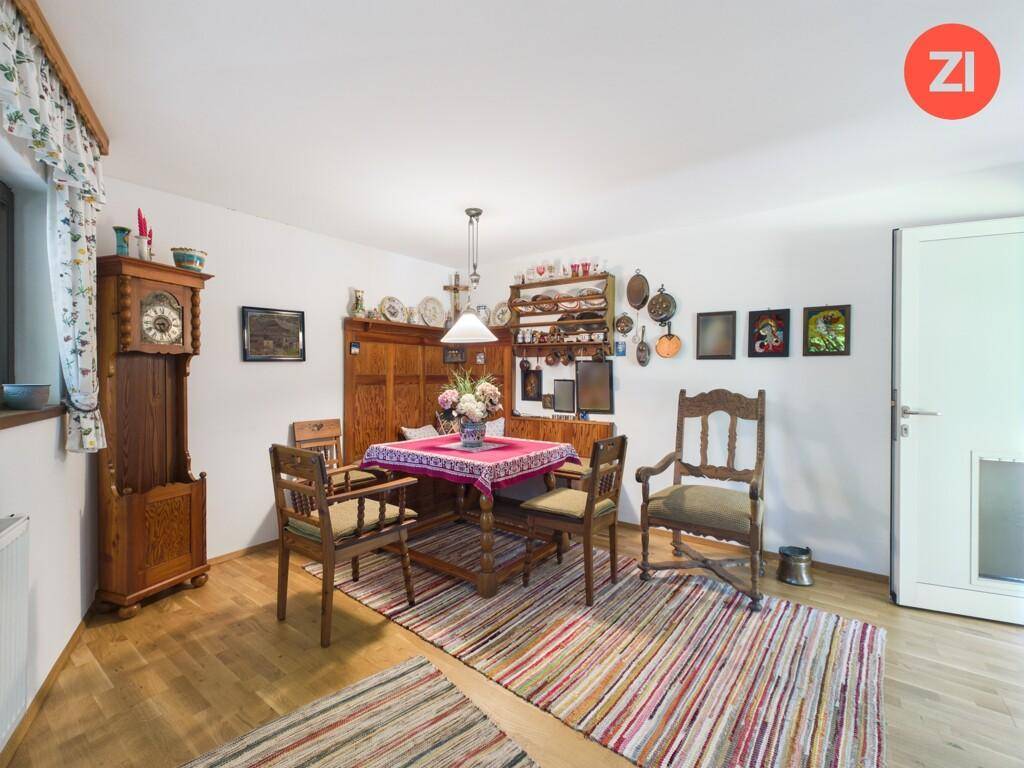 Rustikaler Essbereich mit Holzboden, traditionellen Möbeln und dekorativen Elementen.