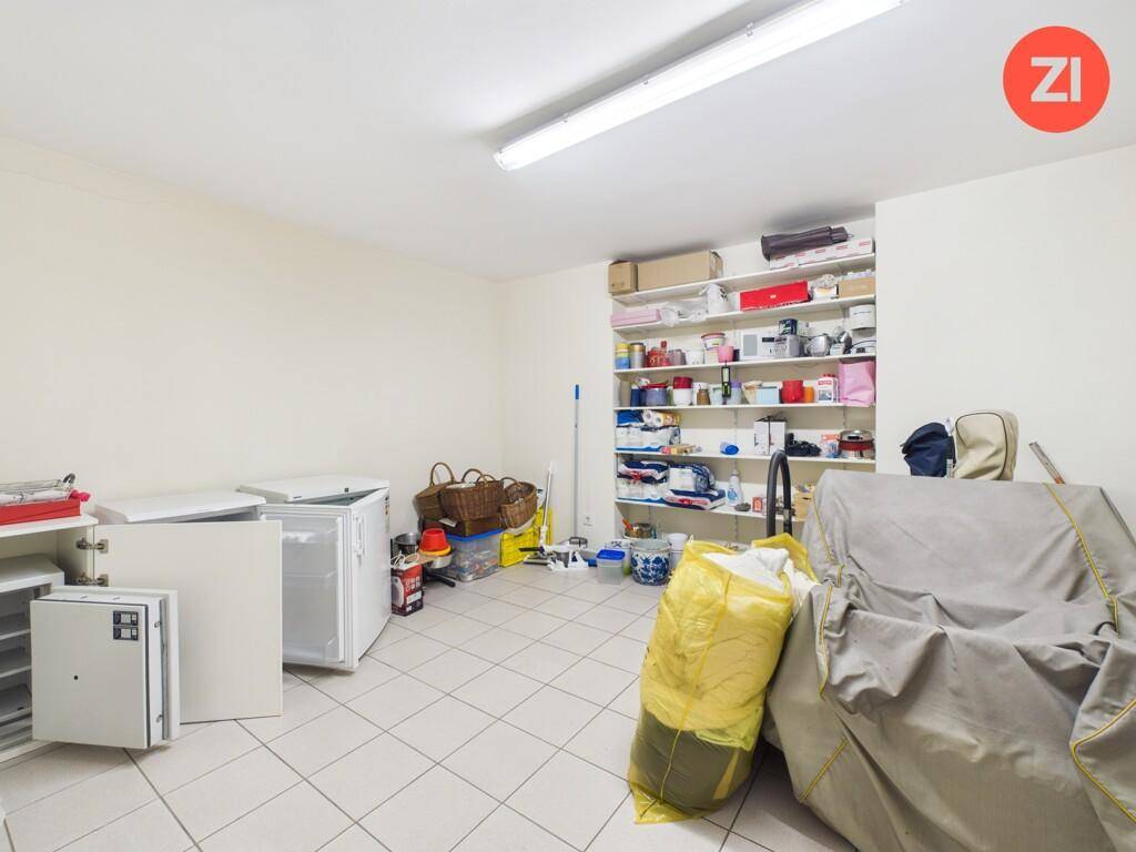 Geräumiger Abstellraum mit Fliesenboden und Regalen für Lagerzwecke.
