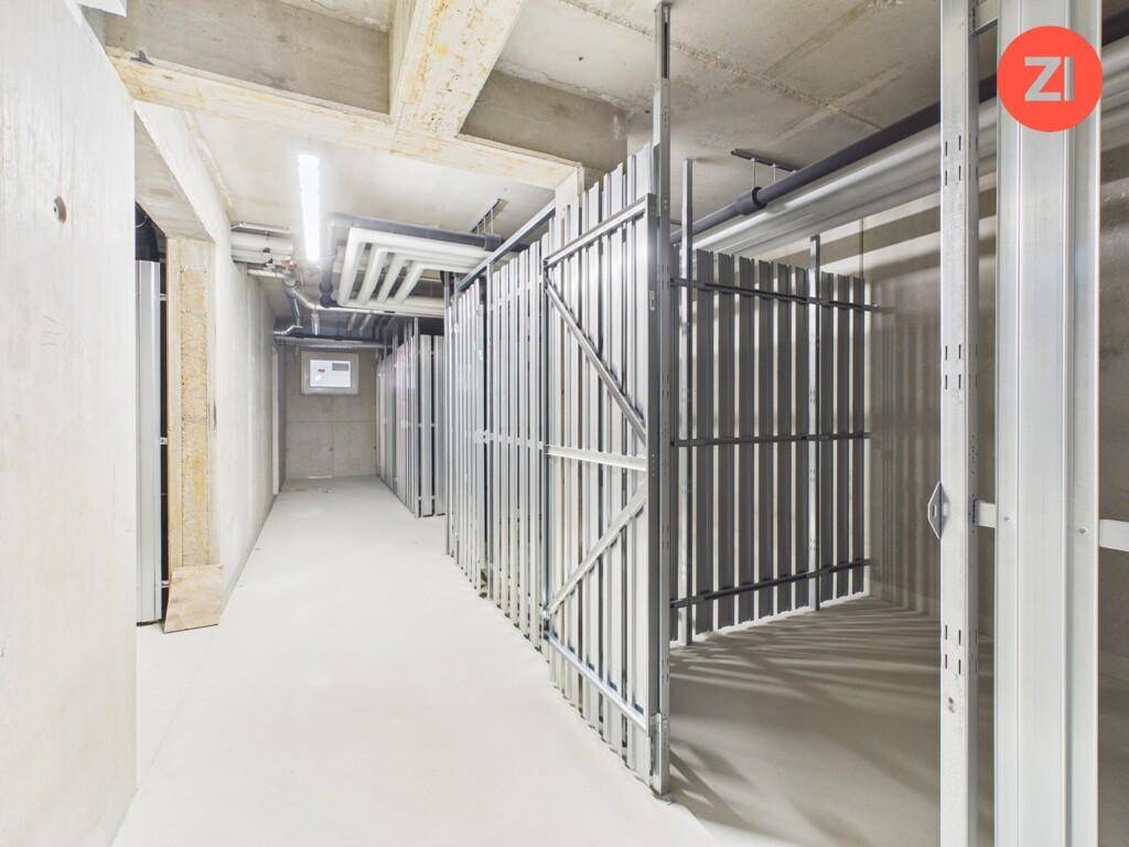 Kellerabteile mit Metallabtrennungen in einem modernen Gebäude, ideal für zusätzlichen Stauraum.