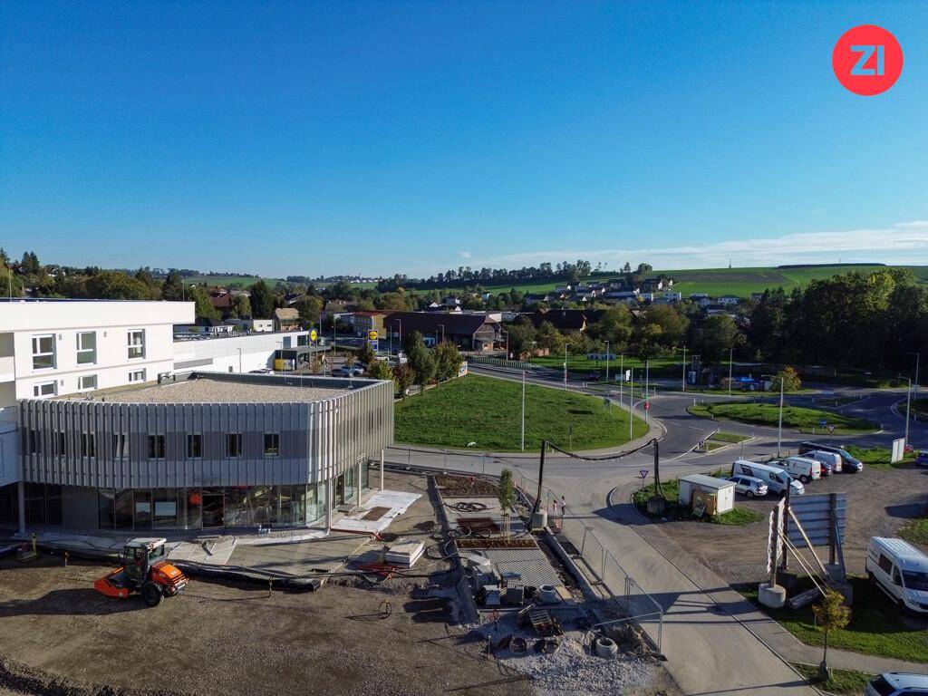 Eine Luftaufnahme des Neubaus und der umliegenden Infrastruktur mit Straßen und ländlicher Umgebung.