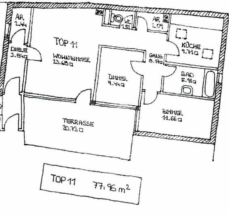 Handgezeichneter Grundriss einer Wohnung mit Terrasse und mehreren Zimmern.