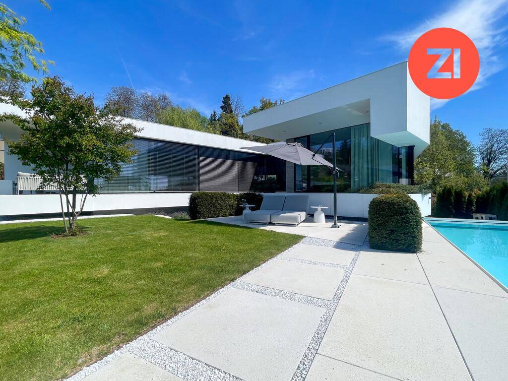 Moderne Villa mit weitläufigem Garten, Poolbereich und sonniger Terrasse.