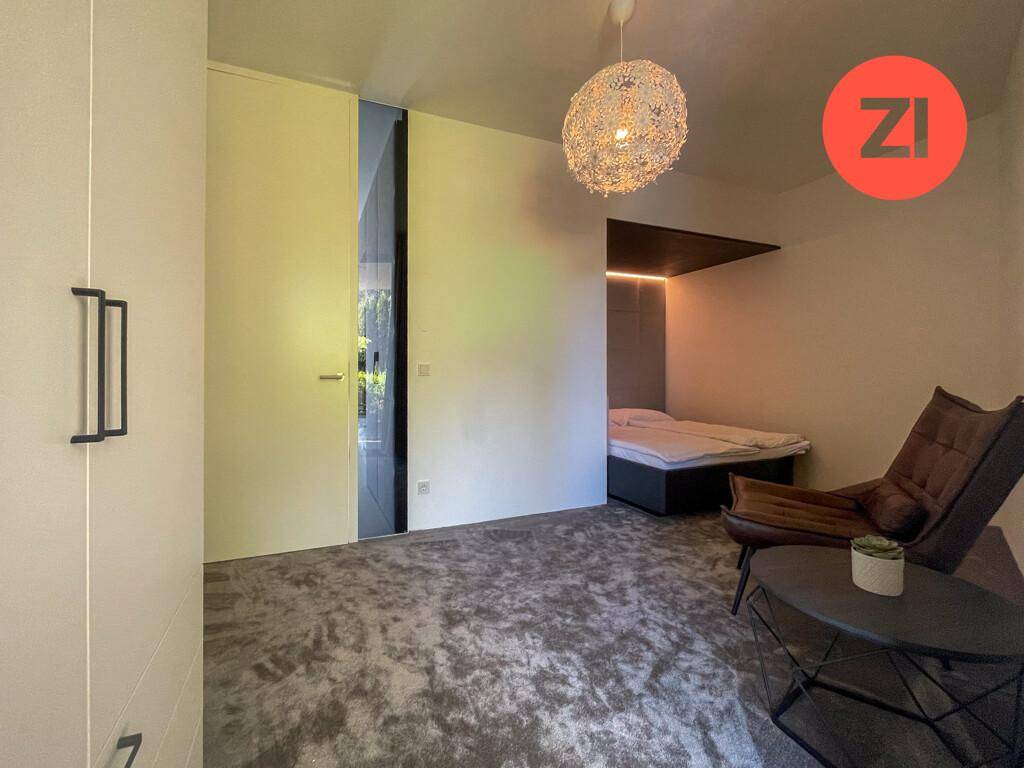 Gemütliches Schlafzimmer mit Teppichboden und integriertem Bettbereich, ideal zum Entspannen.
