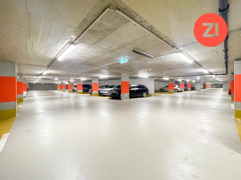 Geräumige Tiefgarage mit zahlreichen Stellplätzen und guter Beleuchtung.