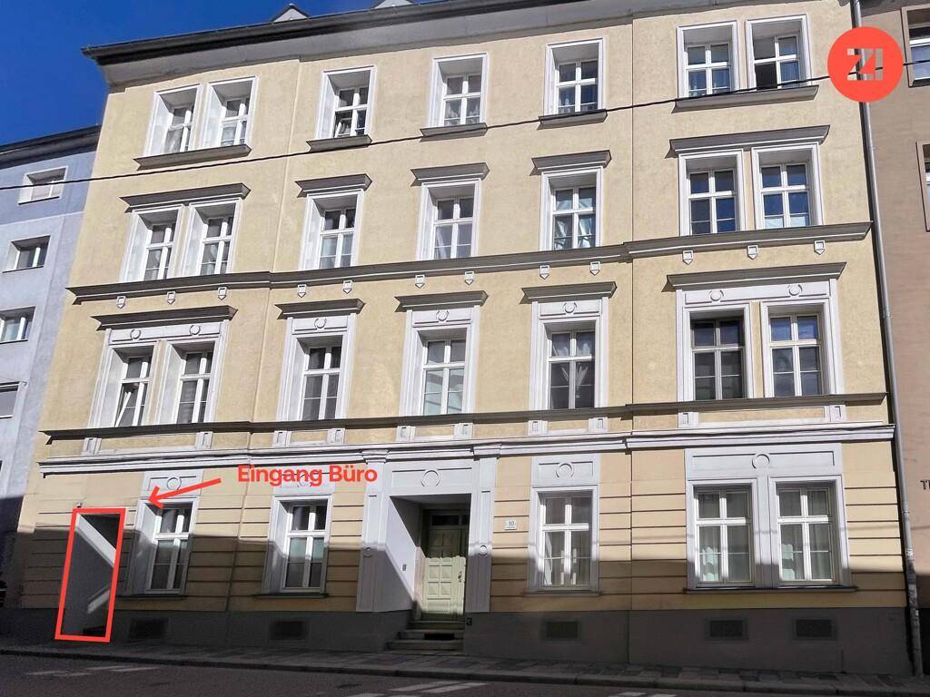 Gepflegtes Altbaugebäude mit klassischer Architektur, dekorativer Fassade und vielen Fenstern an einer Stadtstraße.
