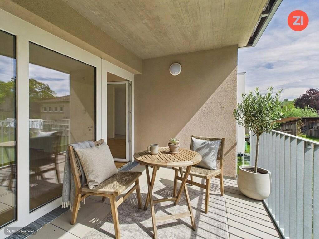 Gemütlicher Balkon mit Sitzgelegenheiten und Blick auf die Umgebung.