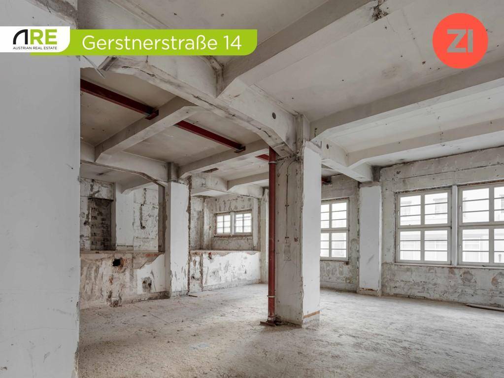 Weiterer Blick in den großen, offenen Gewerberaum mit Betonstützen und rohen Wänden.