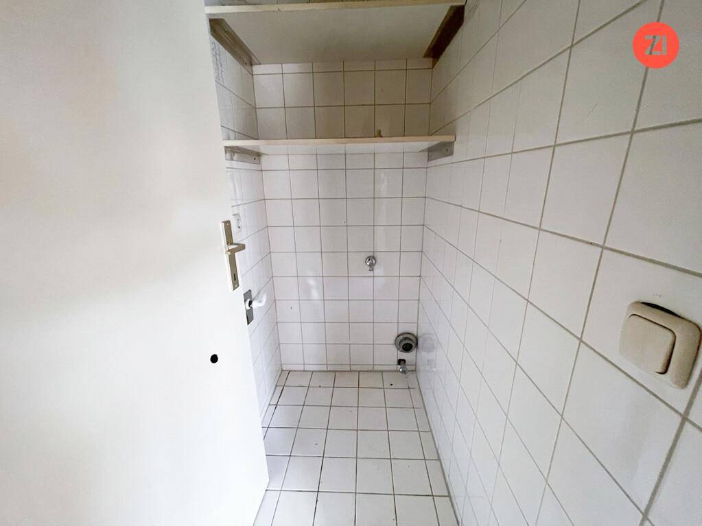 Kleiner gefliester Raum mit Wasseranschlüssen, ideal als Abstell- oder Hauswirtschaftsraum.