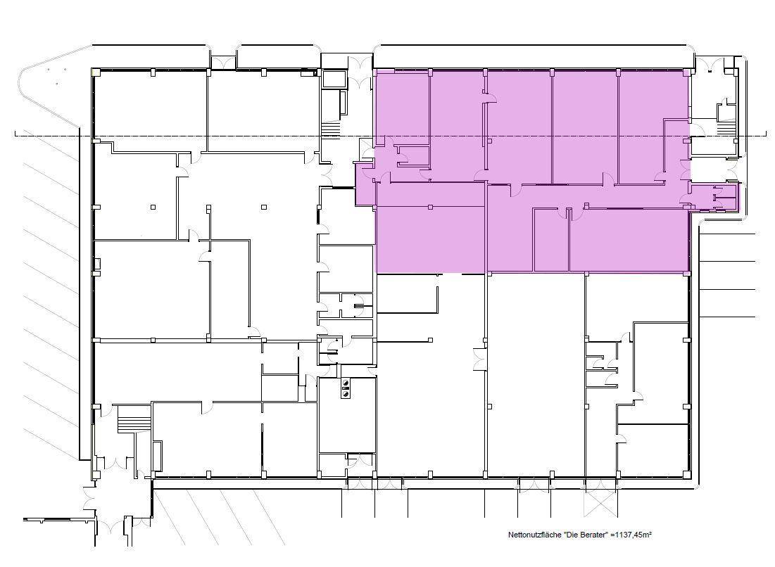 Grundriss eines Bürogebäudes mit hervorgehobener Nutzfläche und angrenzenden Treppenhäusern.