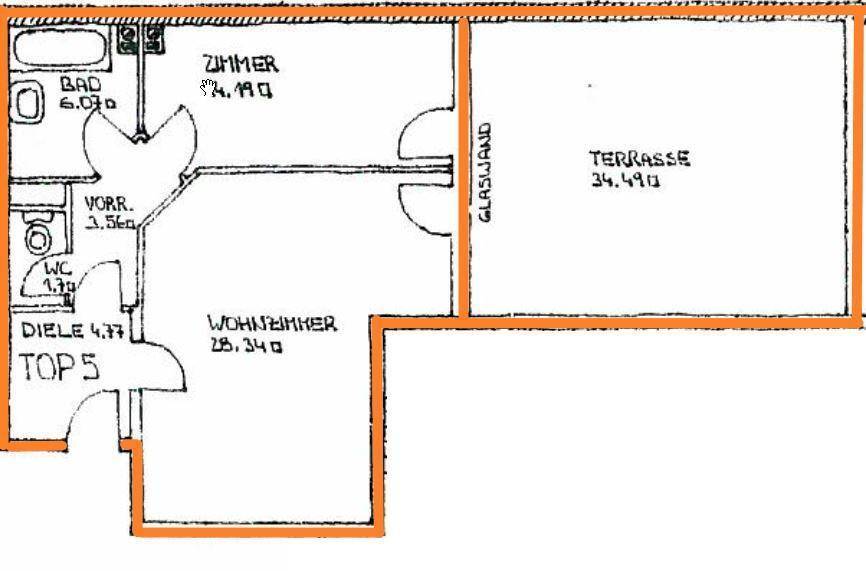 Handgezeichneter Grundriss mit Aufteilung in Zimmer, Bad, WC, Diele, Wohnzimmer und eine große Terrasse.