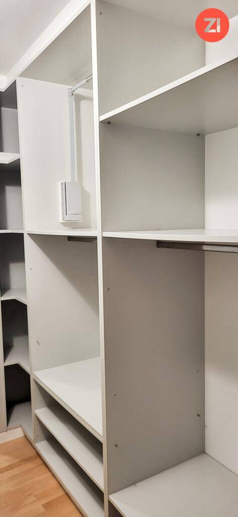 Praktischer Einbauschrank mit vielen Fächern und Kleiderstange für optimale Organisation.