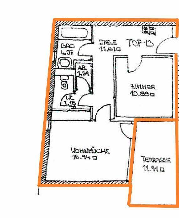 Grundriss der Wohnung Top 13 mit Wohnküche, Zimmer, Bad und Terrasse.
