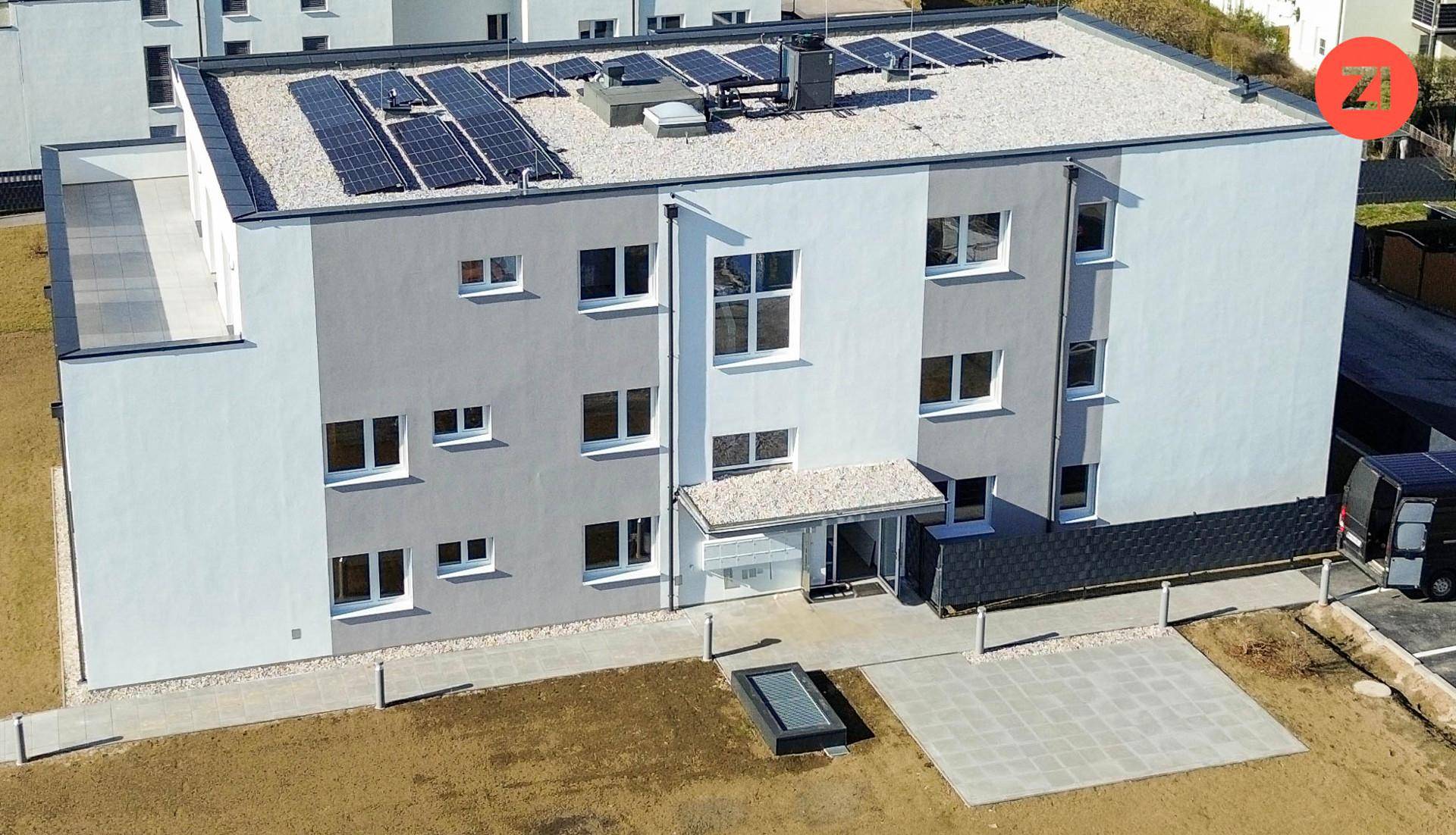 Dachansicht eines modernen Gebäudes mit Photovoltaikanlage zur Energiegewinnung.