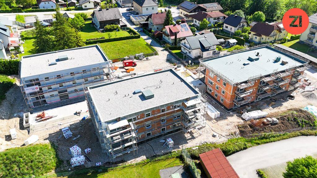 Luftaufnahme von im Bau befindlichen Mehrfamilienhäusern in einer Wohngegend.