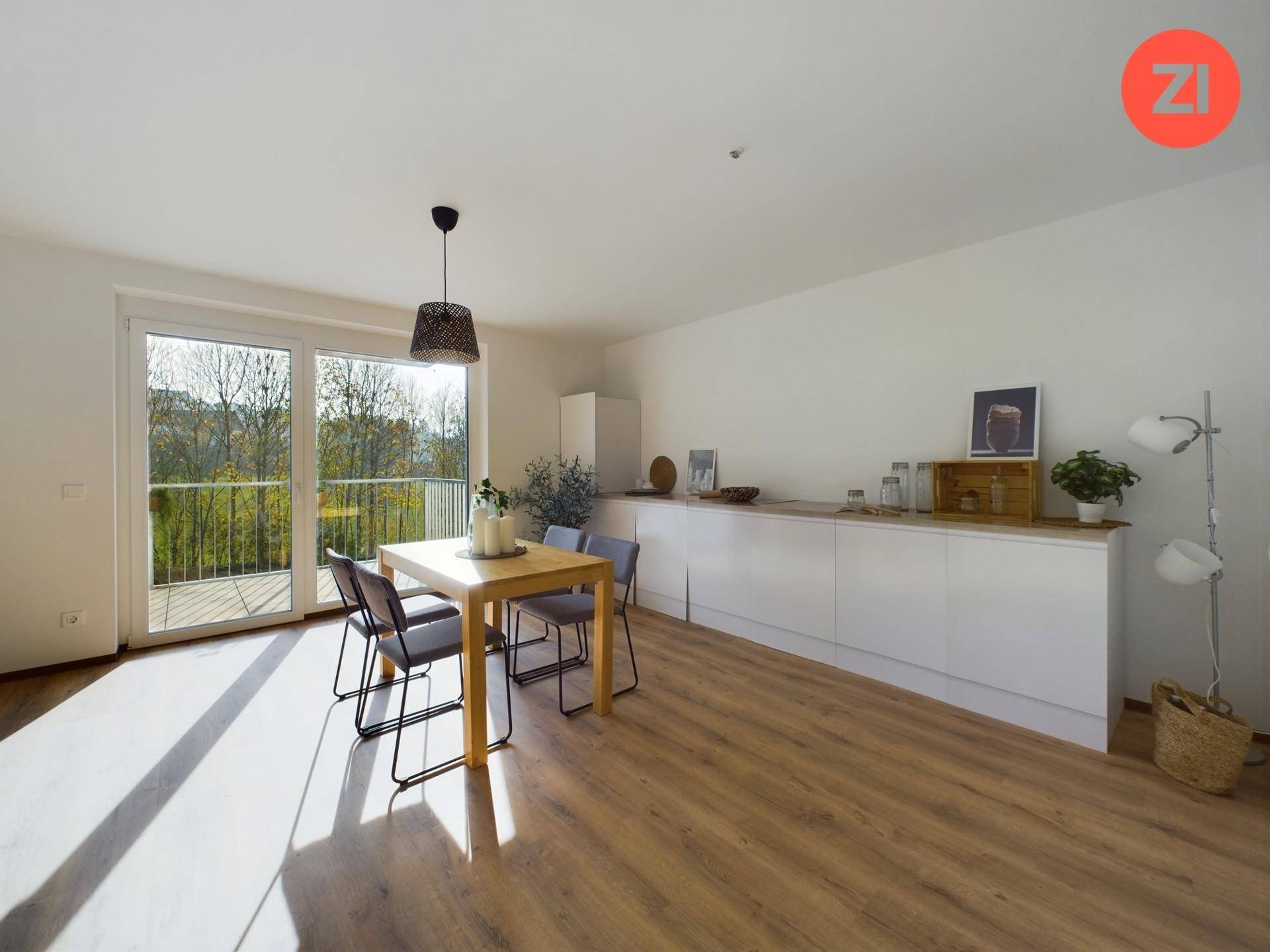 Essbereich mit Holztisch, moderner Einbauküche und großem Fenster mit Balkonzugang.