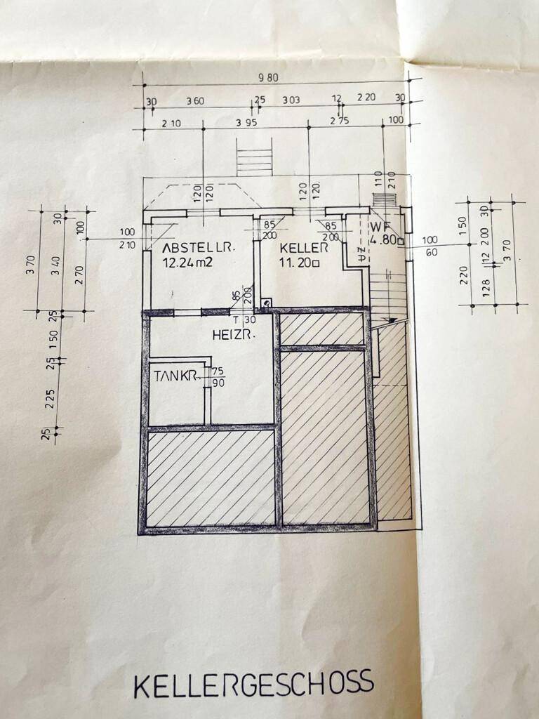 Grundriss des Kellergeschosses mit Abstellraum, Heizraum und Tankraum.