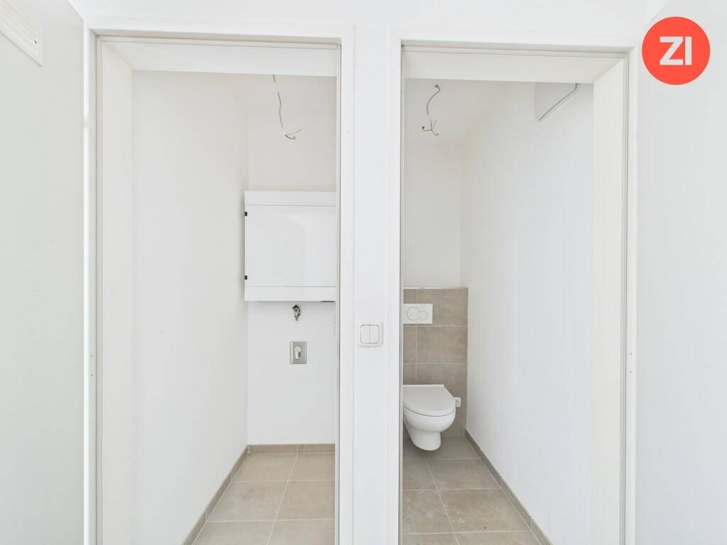Zwei separate kleine Räume, einer als WC und der andere als Hauswirtschaftsraum vorgesehen.