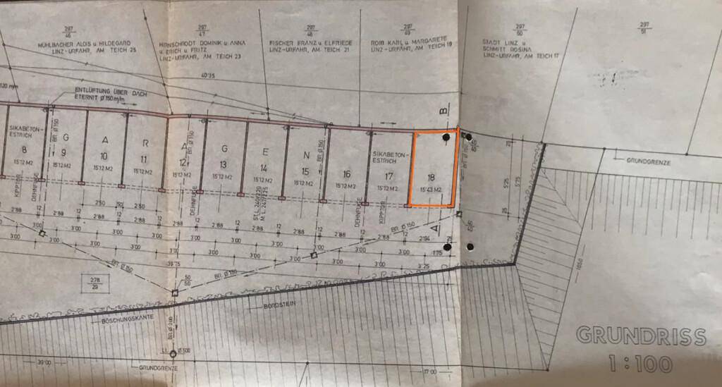 Grundrissplan zeigt die Anordnung mehrerer Garagenboxen mit individuellen Flächenangaben.