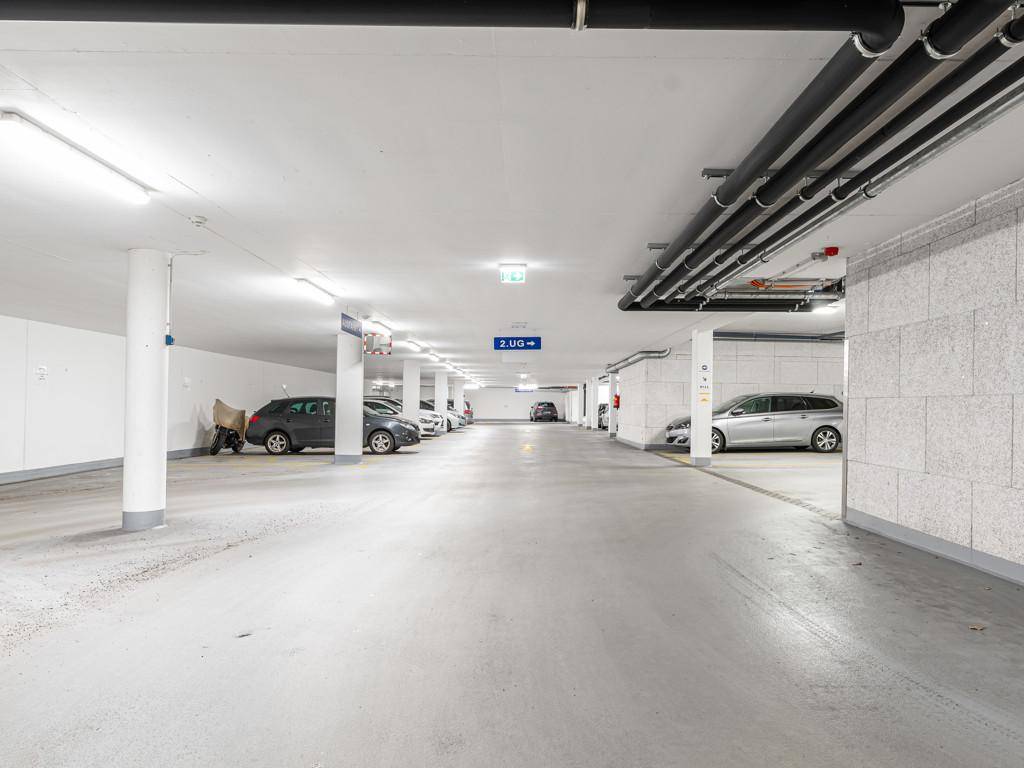 Geräumige Tiefgarage mit vielen Stellplätzen und guter Beleuchtung.