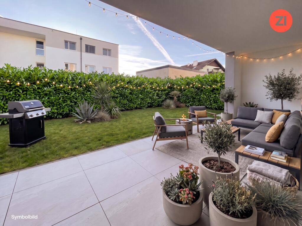 Großzügige Terrasse mit modernen Gartenmöbeln, Grillbereich und gepflegtem Rasen mit Hecke.