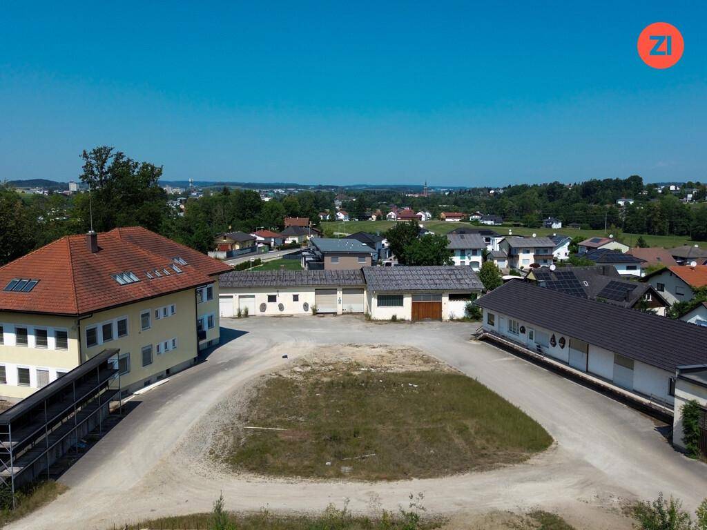 Übersicht des Anwesens aus der Vogelperspektive, zeigt das Hauptgebäude und mehrere Nebengebäude mit Freiflächen.