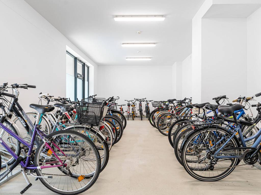 Geräumiger Fahrradraum mit vielen Stellplätzen für Fahrräder der Bewohner.