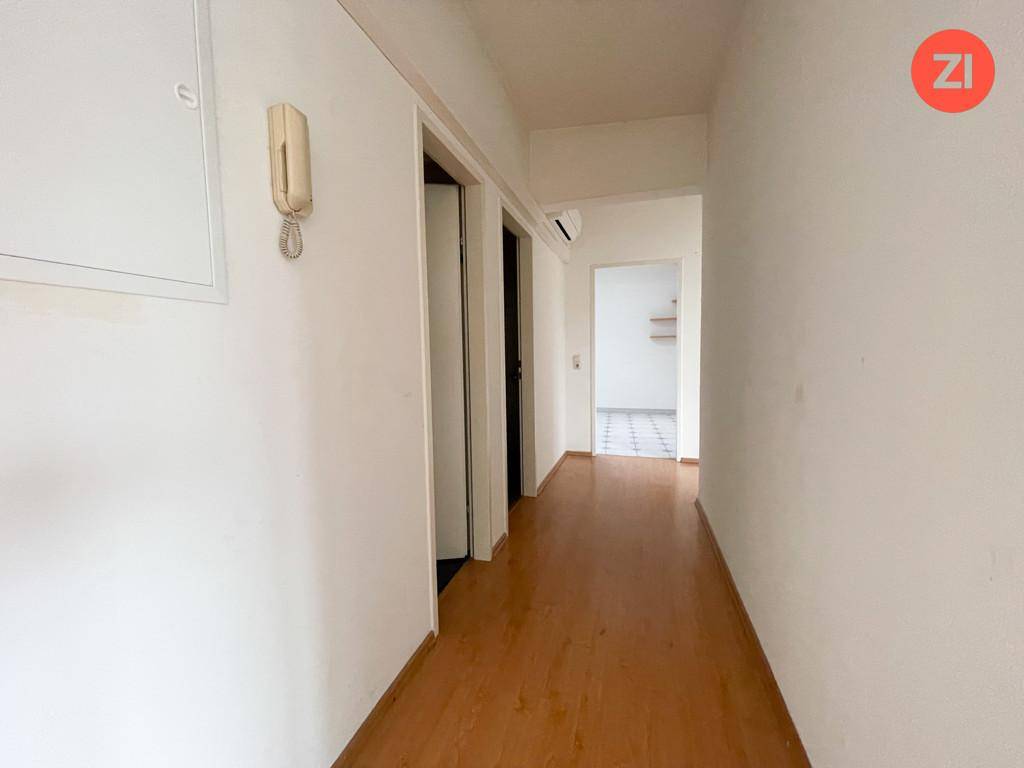 Langer, heller Flur mit Holzfußboden, der zu weiteren Räumen führt.
