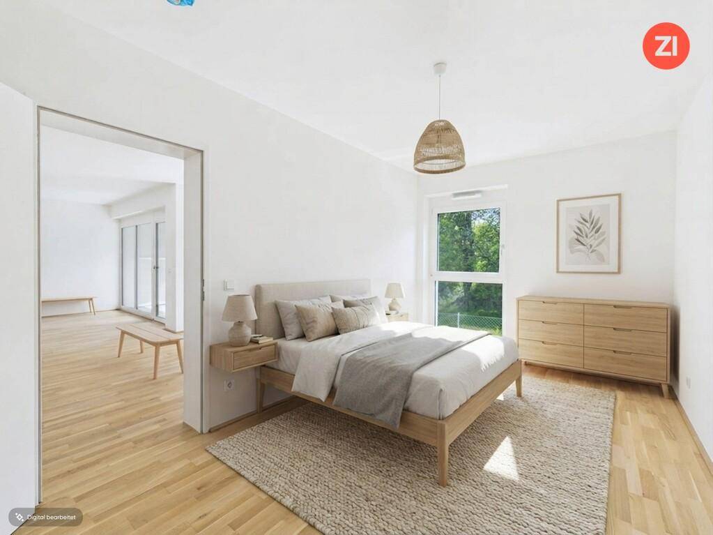 Helles Schlafzimmer mit Holzboden, großem Fenster und Zugang zu einem weiteren Raum.