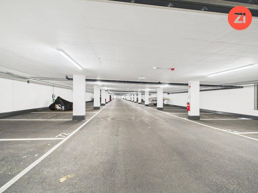 Geräumige Tiefgarage mit vielen Stellplätzen und guter Beleuchtung.