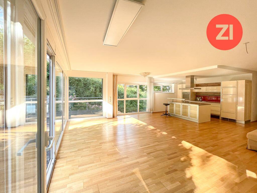 Lichtdurchfluteter Wohn- und Essbereich mit integrierter Küche und Zugang zur Terrasse.