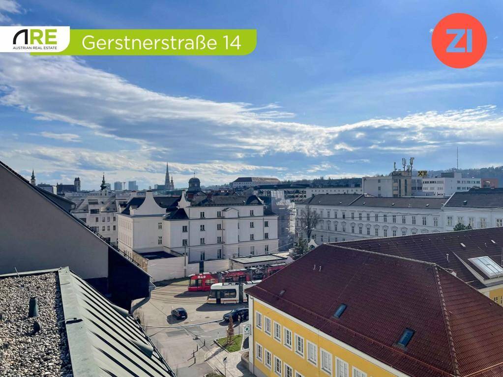 Dachblick über die Stadt mit verschiedenen Gebäuden, Straßen und einem Straßenbahnnetz.