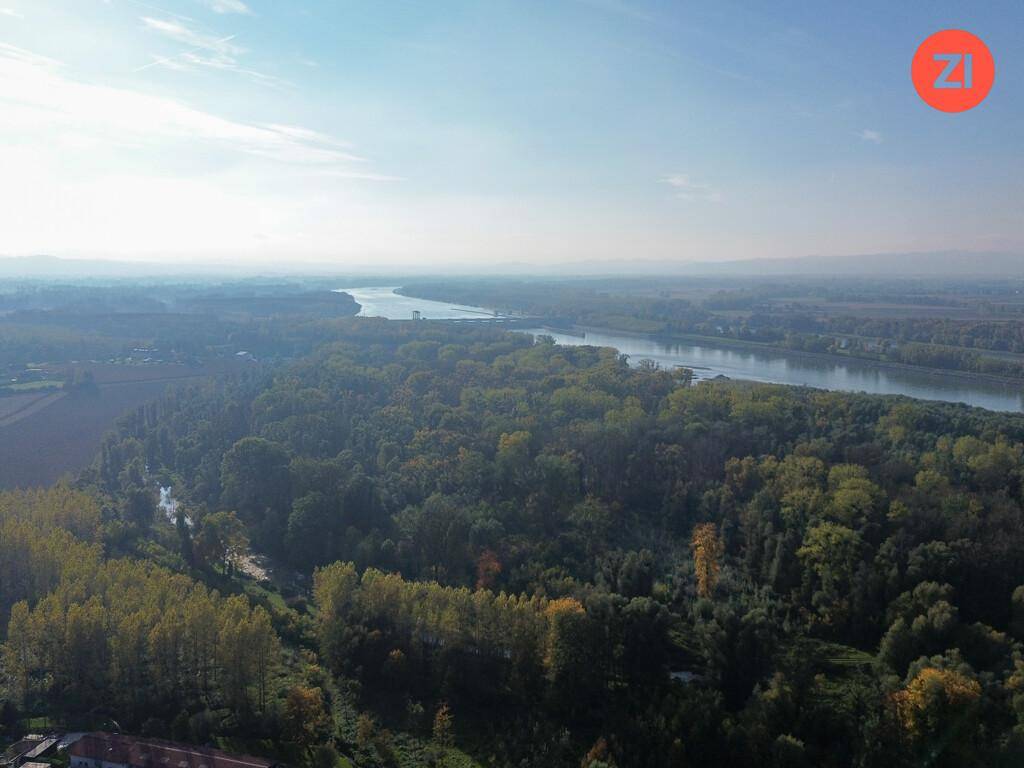 Panoramablick aus der Vogelperspektive auf einen Fluss, umgeben von weiten Waldgebieten.