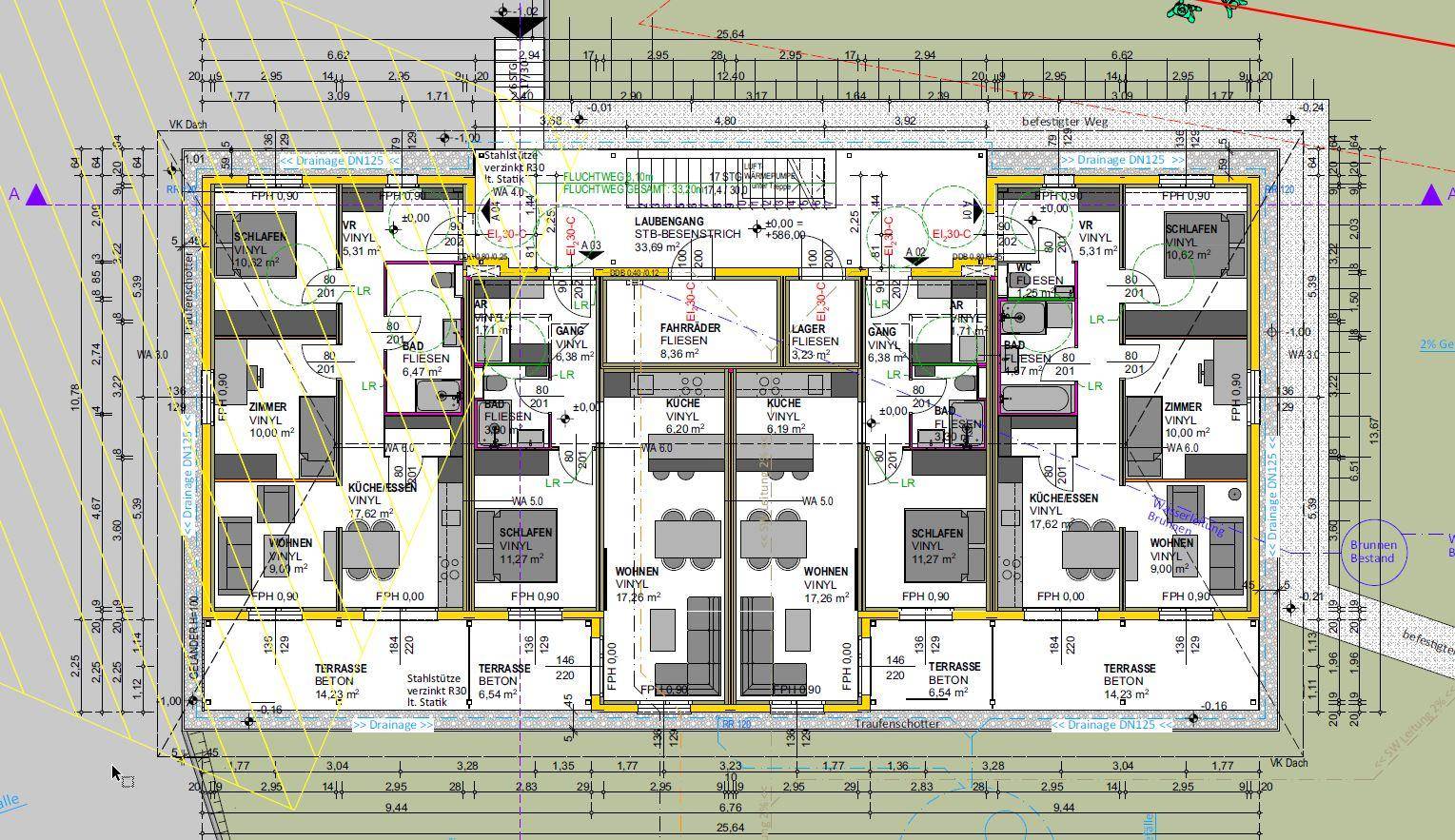 Grundrissplan mit zwei Wohneinheiten und angrenzenden Terrassen, umgeben von Grünflächen und Balkonen.