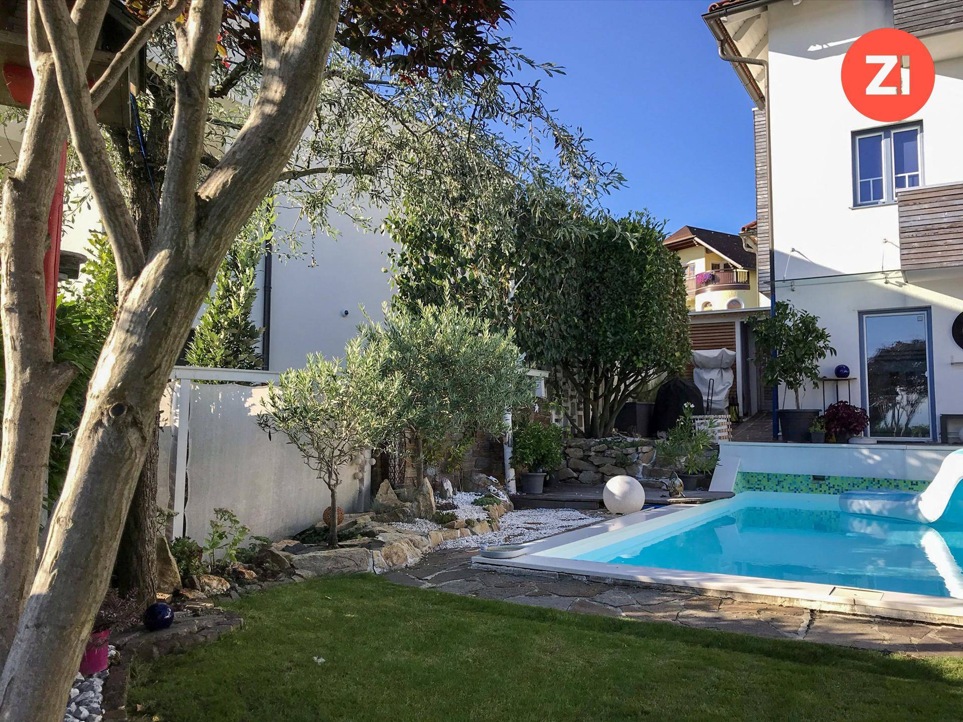 linke Seite Garten mit Blick zum Haus