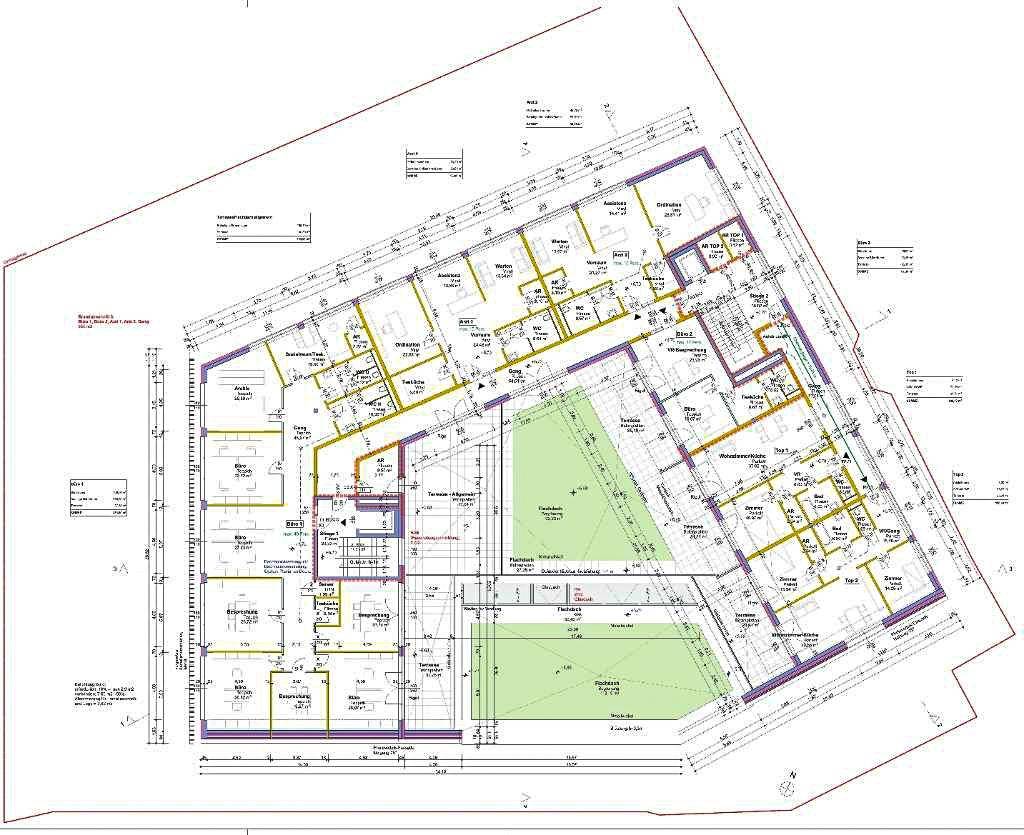 Detaillierter Grundrissplan des Gebäudes mit verschiedenen Räumen, Terrassen und eingezeichneten Grünflächen.