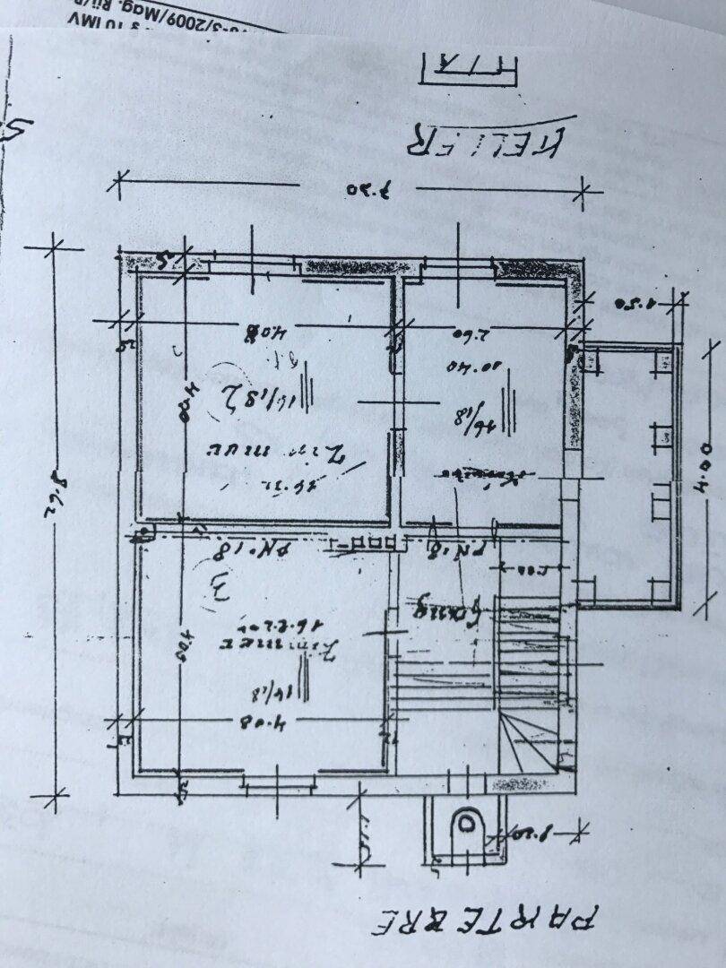 Handgezeichneter Grundriss des Erdgeschosses und Kellers mit Raumaufteilung und Treppen.