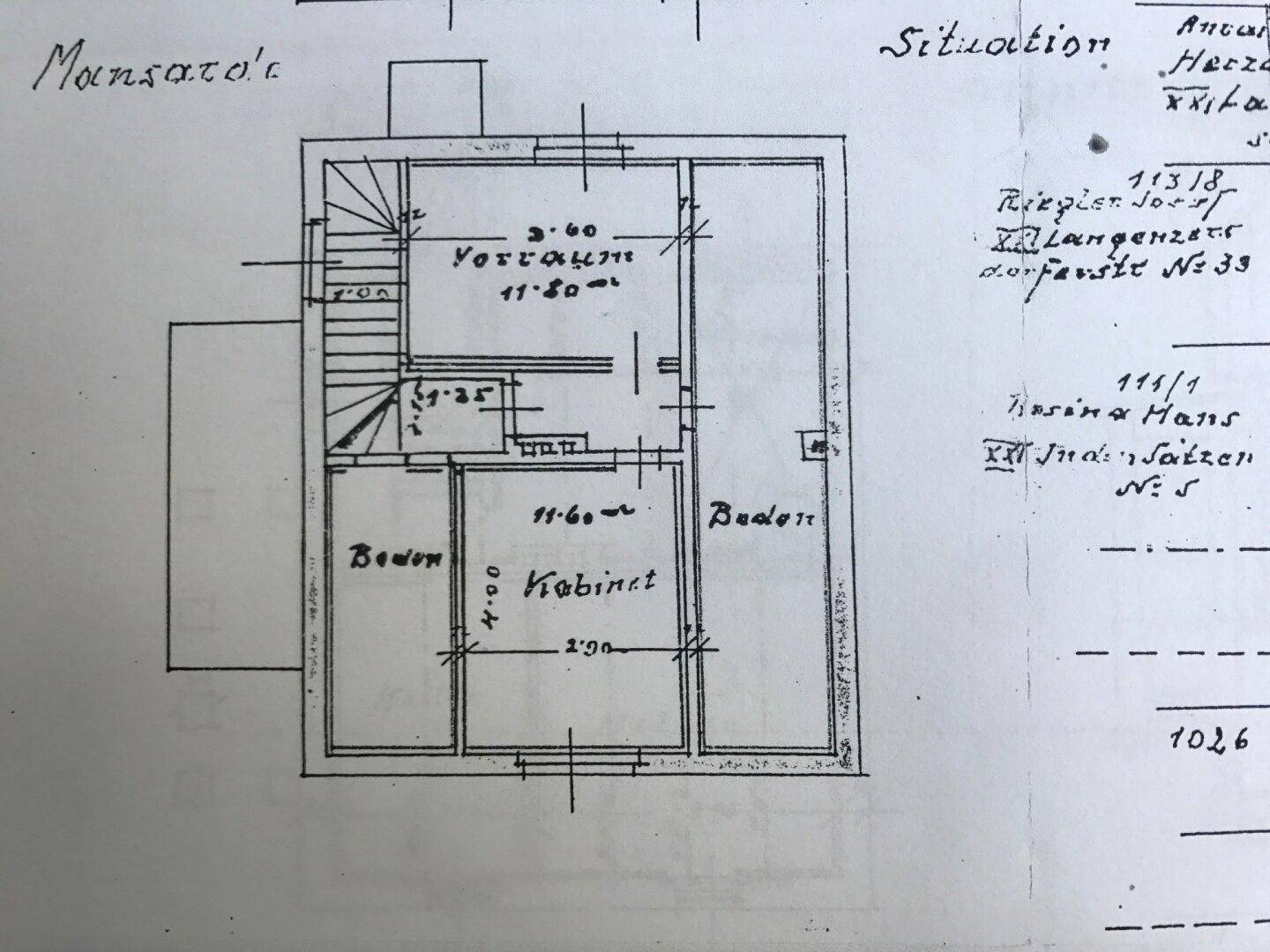 Handgezeichneter Grundriss des Mansardengeschosses mit Schlafzimmern, Bad und Treppenaufgang.