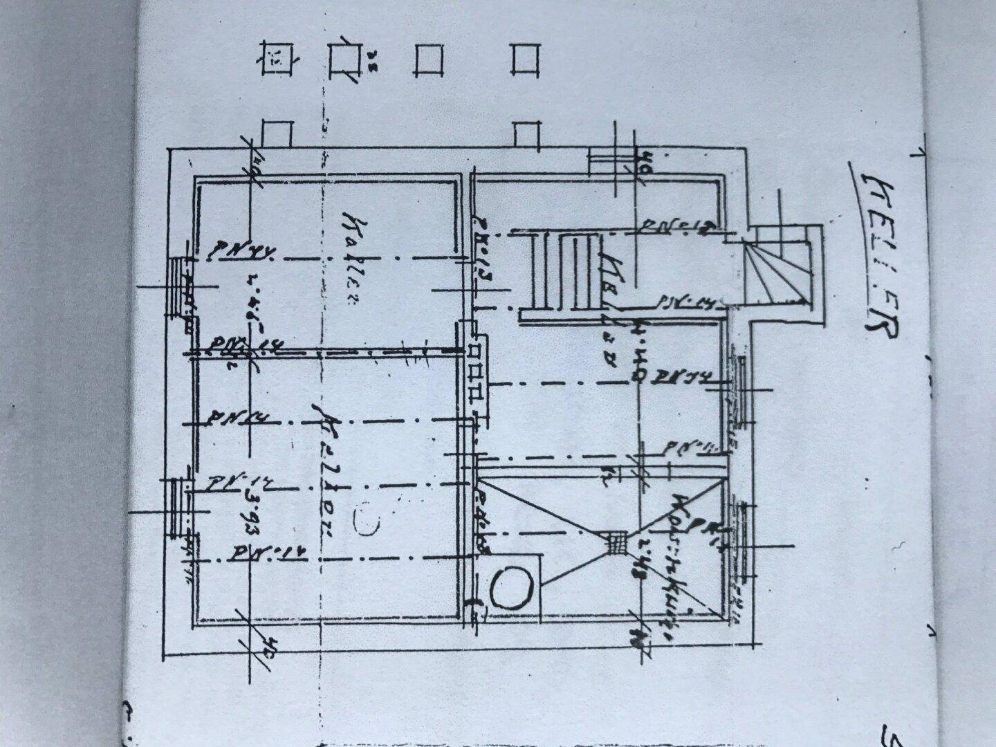 Handgezeichneter Grundriss des Kellers mit verschiedenen Räumen und Zugang zur Treppe.