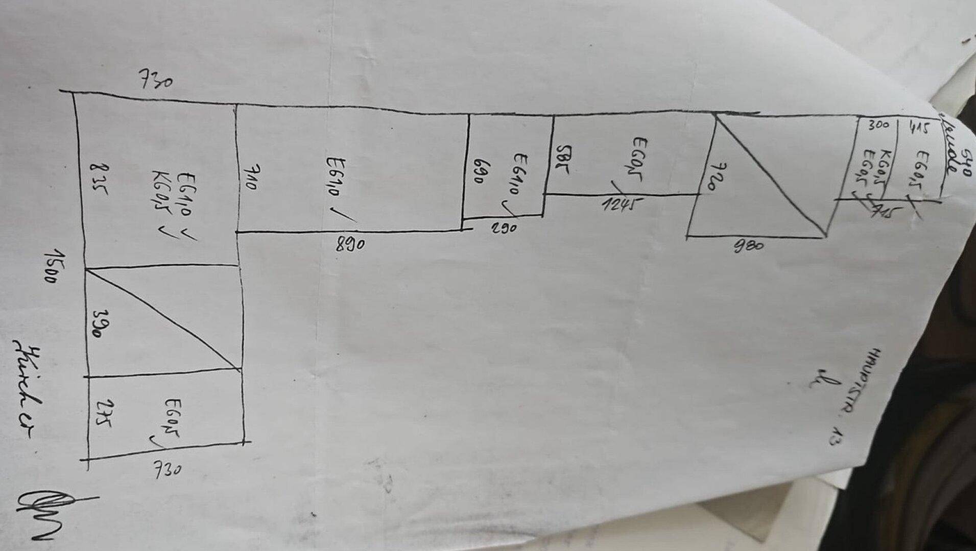 Handgezeichneter Grundriss mit verschiedenen Raumaufteilungen und Maßen.