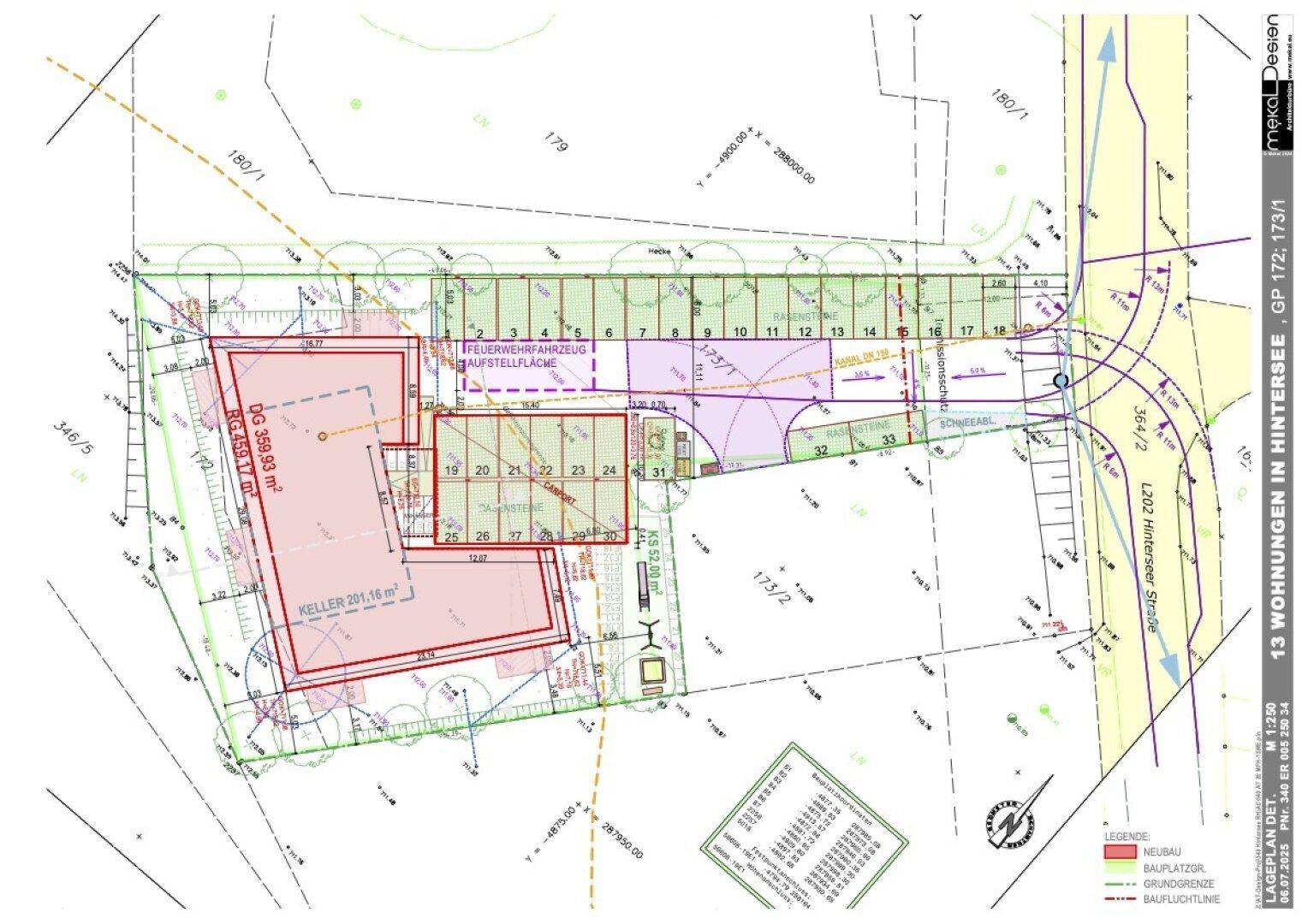 Lageplan des Grundstücks mit Gebäudegrundriss, Parkplätzen und Grünflächen im Überblick.