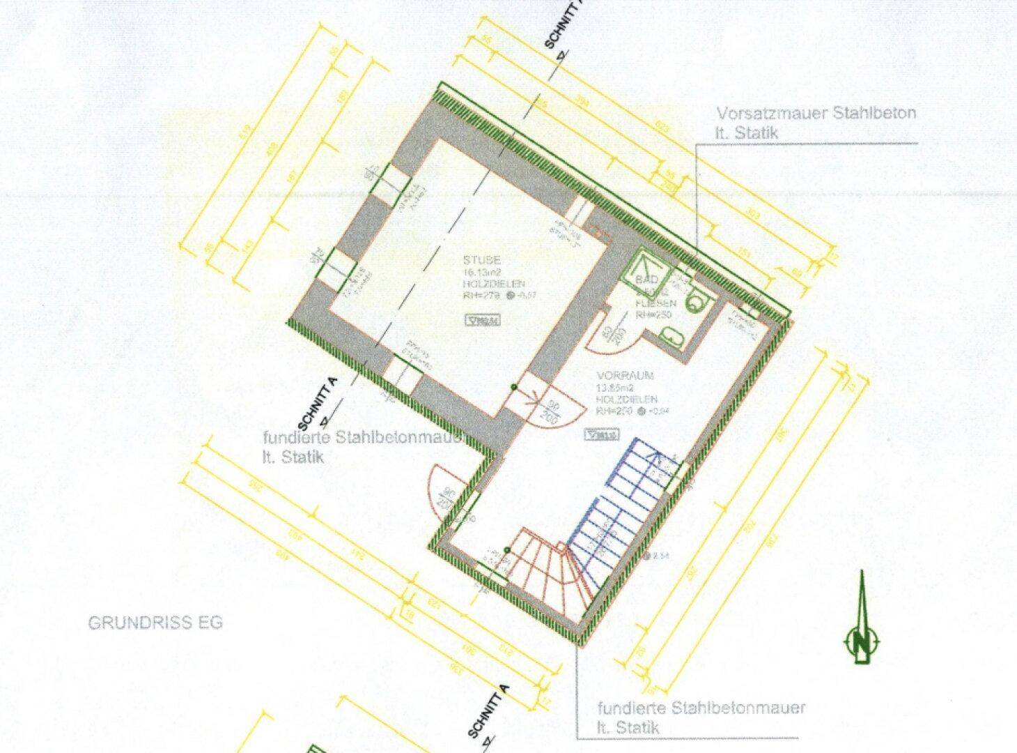 Grundriss des Erdgeschosses mit Wohnbereich, Vorraum und Treppe.