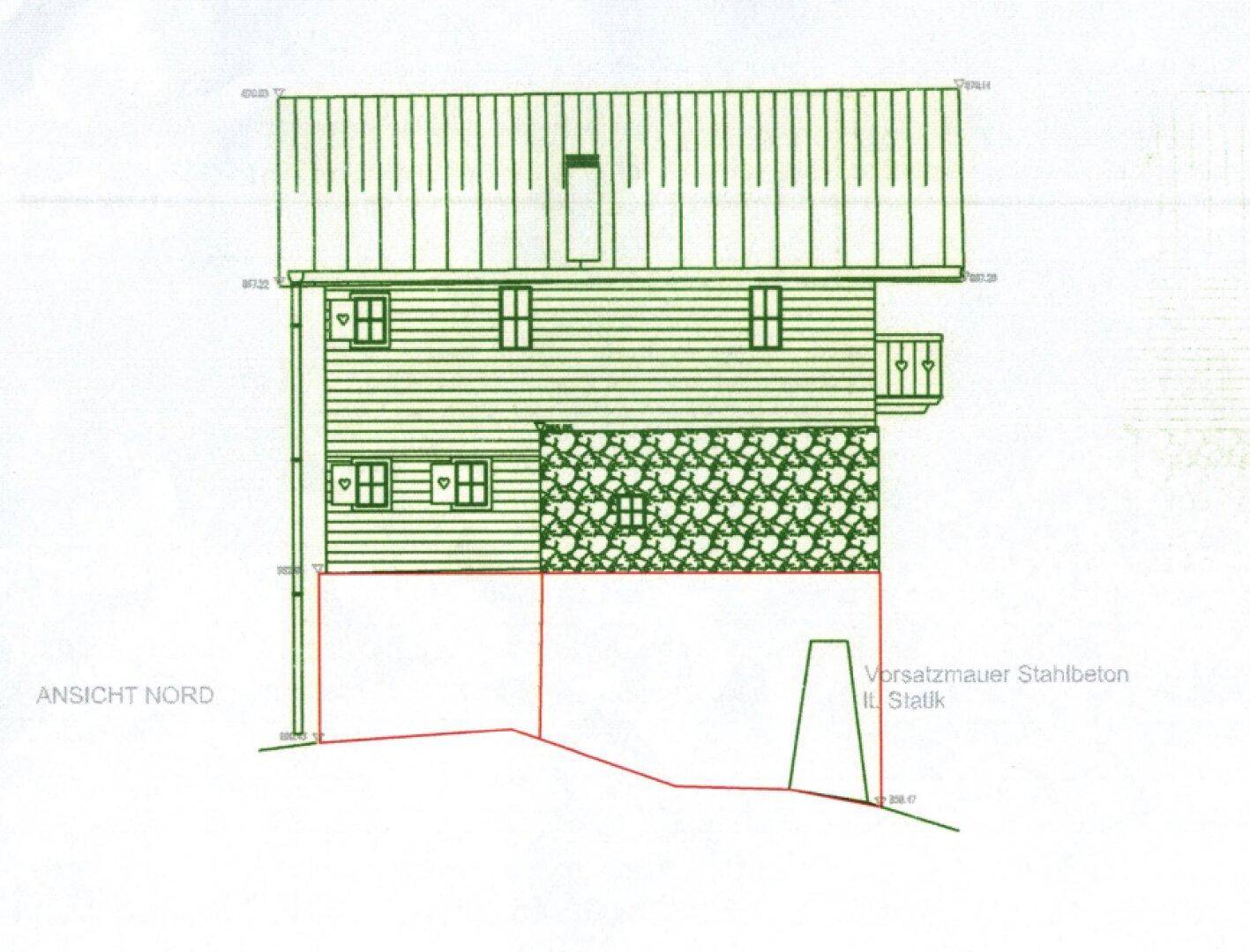 Architektonische Nordansicht des Gebäudes mit Satteldach, Holzverkleidung und kleinem Balkon.