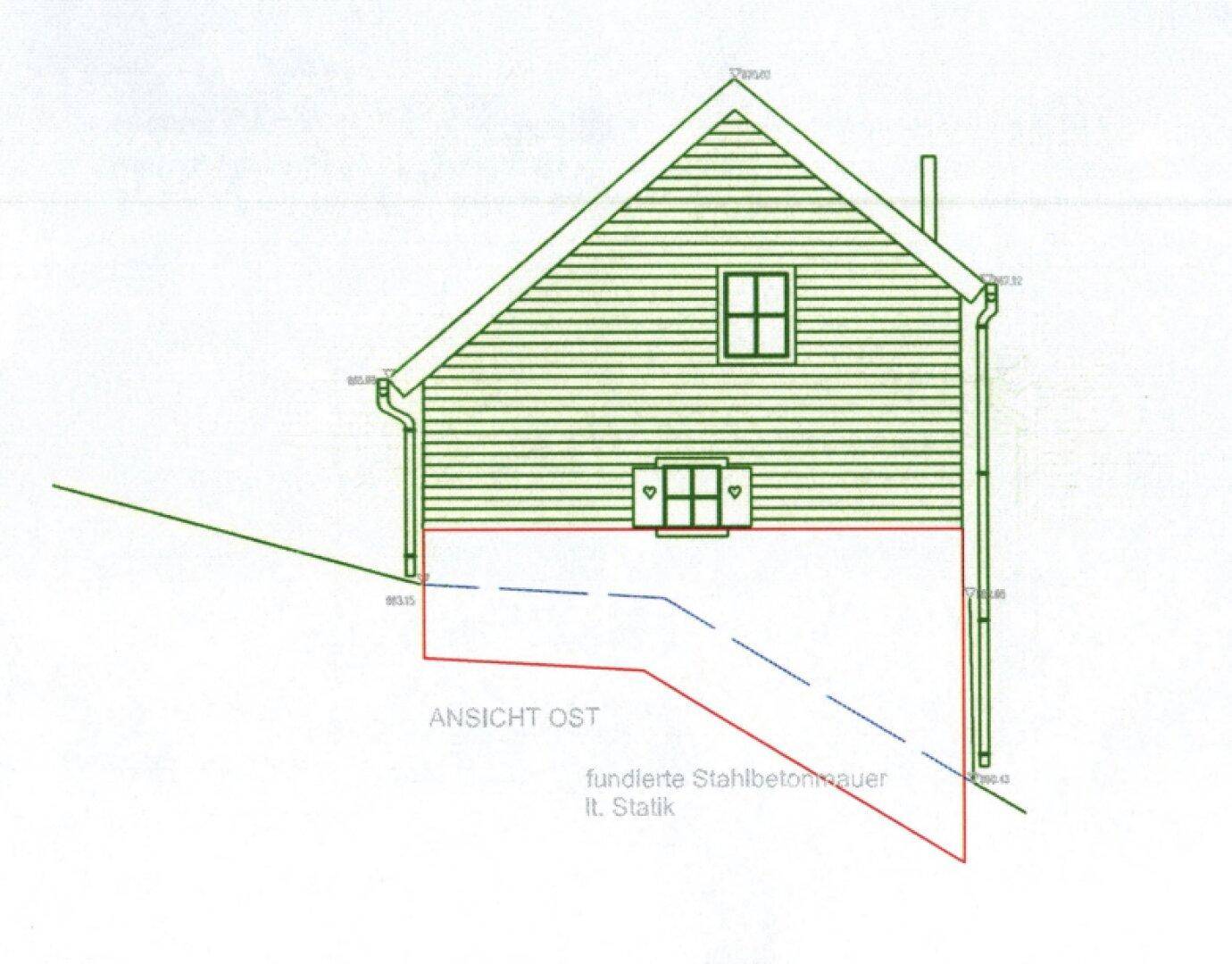 Architektonische Ostansicht des Gebäudes mit Satteldach, Holzverkleidung und Fenstern.