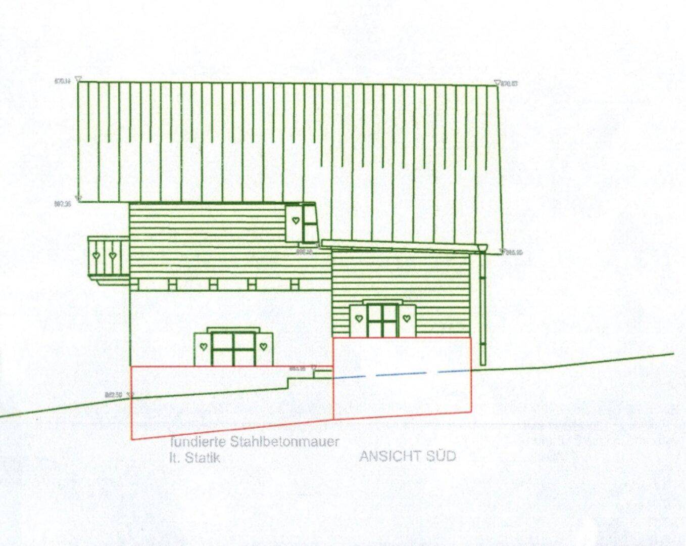 Südansicht des Hauses mit Fenstern und Holzelementen.