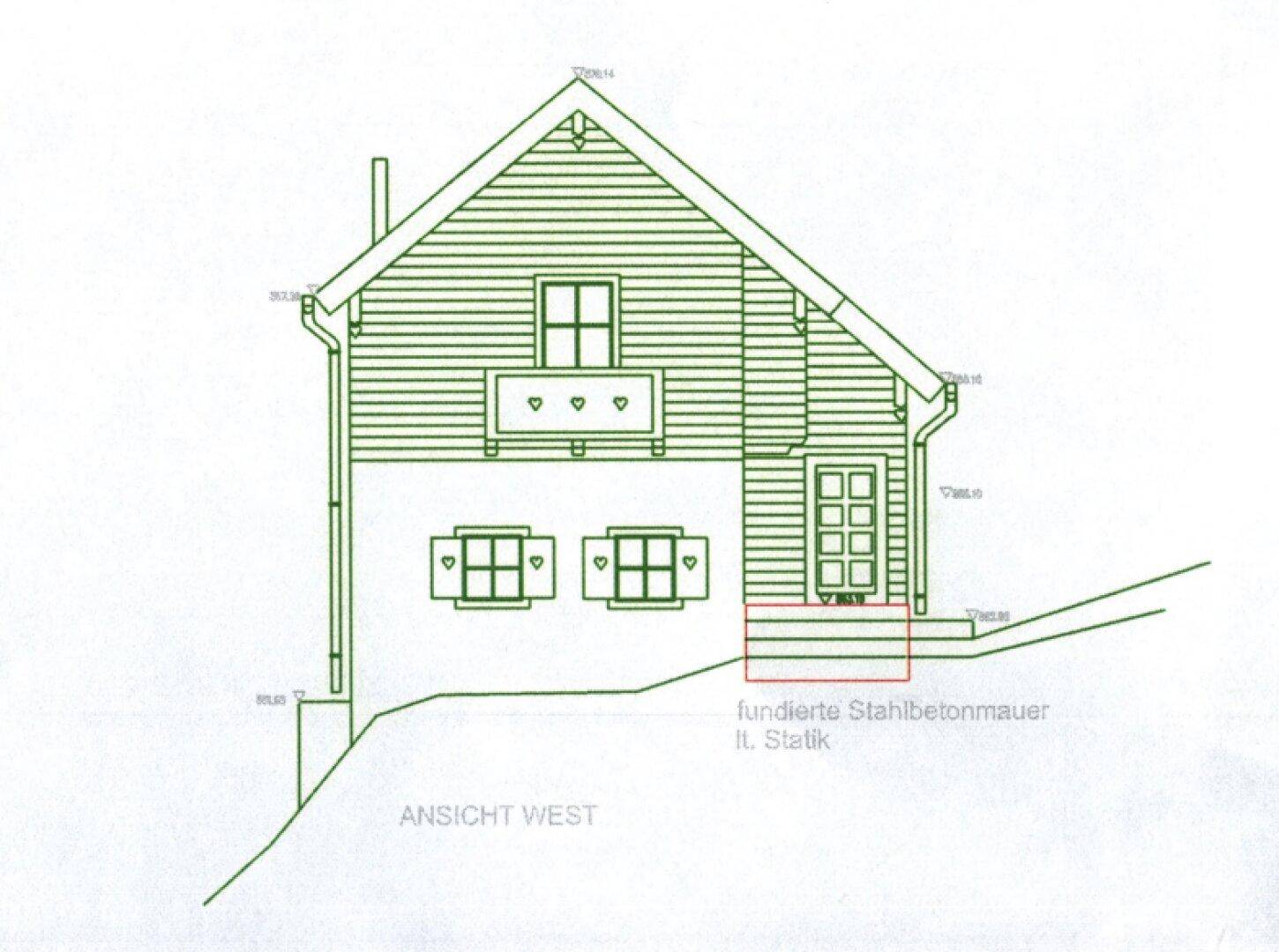 Westansicht des Hauses mit Fenstern, Tür und Balkon.