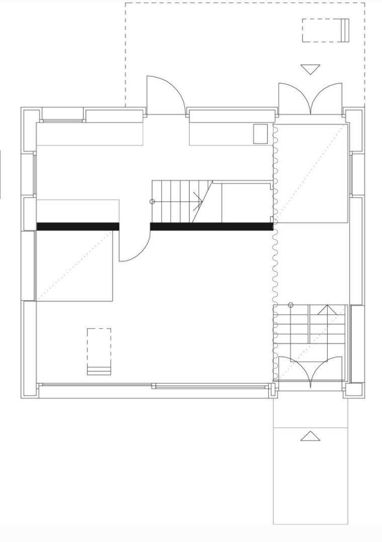 Grundrissplan eines Stockwerks mit Treppenhaus und mehreren Räumen.