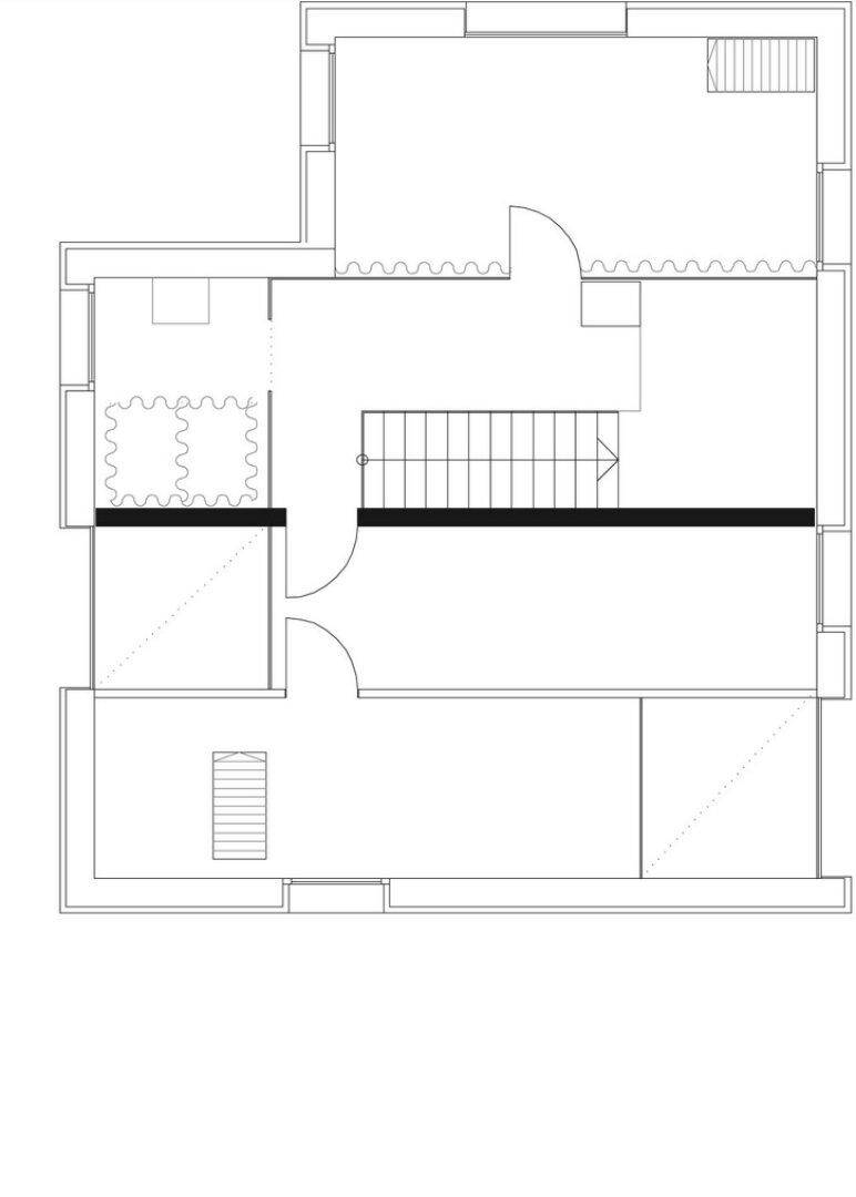 Grundrissplan eines weiteren Stockwerks mit Treppenhaus und verschiedenen Raumaufteilungen.
