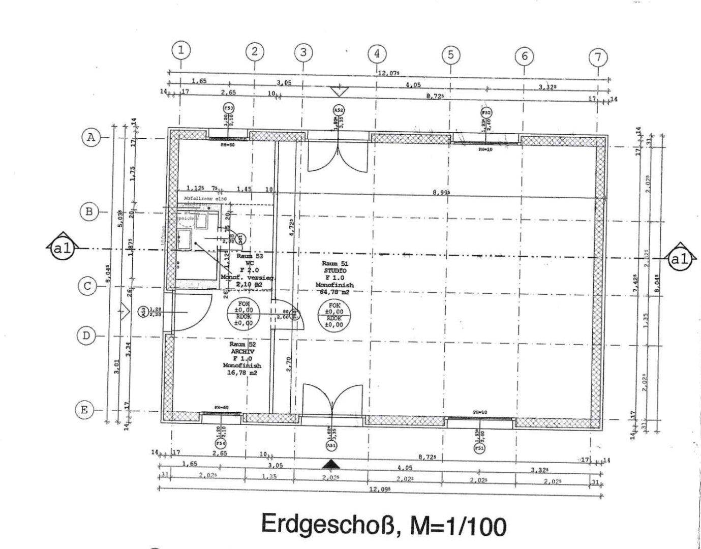 Detaillierter Grundriss des Erdgeschosses mit Raumaufteilung und Maßangaben.